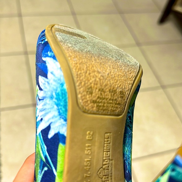Fergalicious By Fergie Blue Green Fabric Floral Pointy 3 1/2” Heel. 7M Tropical - Picture 10 of 10